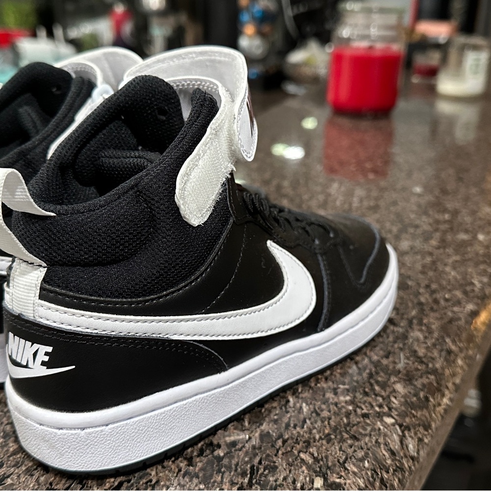 KIDS' NIKE BIG KID COURT BOROUGH MID 2 SNEAKERS